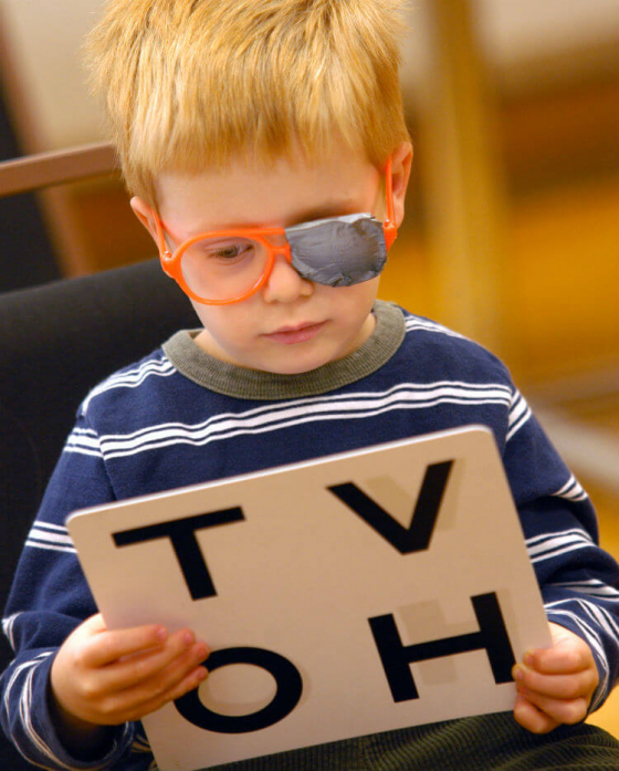 Дете прави тест за зрение